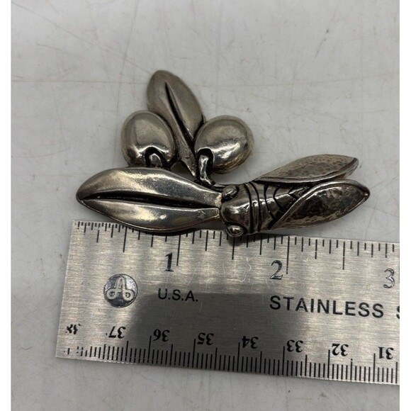 Vintage CAROLINEADES Pin Brooch Cicada And Leaves Bug Insect Silver Tone 2.5” - Picture 5 of 5